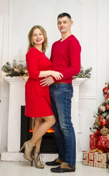 Homem surpresa mulher para Chrismas — Fotografia de Stock