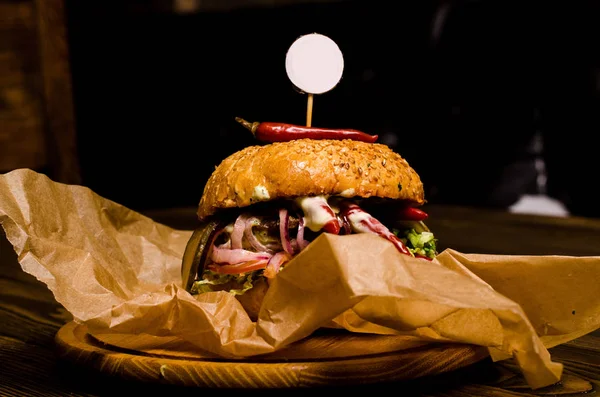 Ahşap masa ile pastırma burger