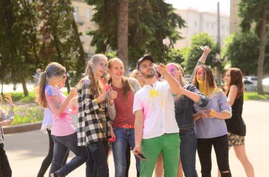 Lutsk, Ukrayna - 01.06.2017 Avrupa'da Düzenlenen Şarkı konserinde Dünya Gençlik Günü Hacıları. Konser, Dünya Gençlik Günü ve Avrupa Kültür Başkenti Piskoposluk Günleri kapsamında.