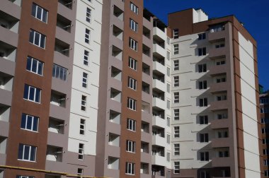 Bir çok katlı bina cephe. Parça