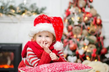 Noel mucizesi, sihirli hediye kutusu ve bir çocuk kız bebek