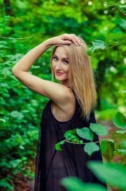 Güzel seksi sarışın açık havada portre