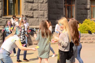Lutsk, Ukrayna - 01.06.2017 Avrupa'da Düzenlenen Şarkı konserinde Dünya Gençlik Günü Hacıları. Konser, Dünya Gençlik Günü ve Avrupa Kültür Başkenti Piskoposluk Günleri kapsamında.