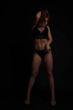 Genç güzel kadın içinde bir moda keten lüks sarışın içinde TH