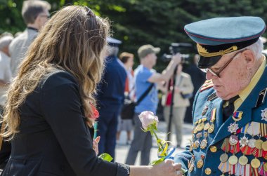 Lutsk, Ukrayna, 9 Mayıs 2014: zafer günü, insanlar sütun
