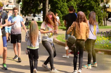 Lutsk, Ukrayna - 01.06.2017 Avrupa'da Düzenlenen Şarkı konserinde Dünya Gençlik Günü Hacıları. Konser, Dünya Gençlik Günü ve Avrupa Kültür Başkenti Piskoposluk Günleri kapsamında.