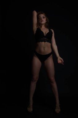 Genç güzel kadın içinde bir moda keten lüks sarışın içinde TH