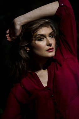 siyah arka planda zarif portre güzel kız