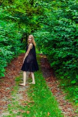 Güzel seksi sarışın açık havada portre