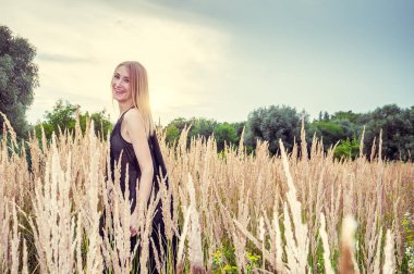 Güzel seksi sarışın açık havada