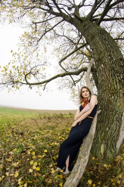 güzel seksi kız, doğada poz, sonbahar elbiseleri