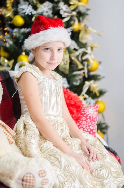 Noel mucizesi, sihirli hediye kutusu ve bir çocuk kız bebek