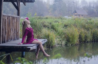 güzel seksi kız, doğada poz, sonbahar elbiseleri. 