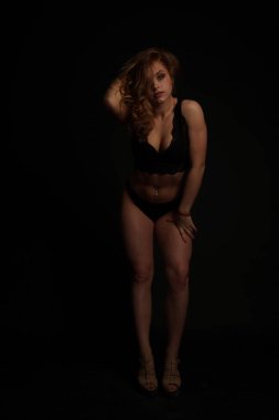 Genç güzel kadın içinde bir moda keten lüks sarışın içinde TH