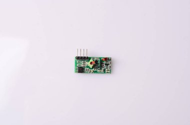 Beyaz izole elektronik bileşenler topluluğu