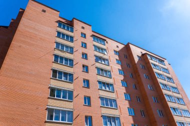 Modern ve yeni apartman. Multistoried, yeni, modern ve şık yaşam blok daireler. Gerçek arazi. Yeni ev. Yeni blok daireler inşa edilmiş