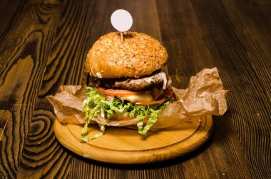 Ahşap masa ile pastırma burger
