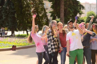 Lutsk, Ukrayna - 01.06.2017 Avrupa'da Düzenlenen Şarkı konserinde Dünya Gençlik Günü Hacıları. Konser, Dünya Gençlik Günü ve Avrupa Kültür Başkenti Piskoposluk Günleri kapsamında.