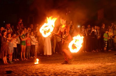 havai fişek gösterisi bayram ateşi Lutsk, Ukrayna 13.07.2016