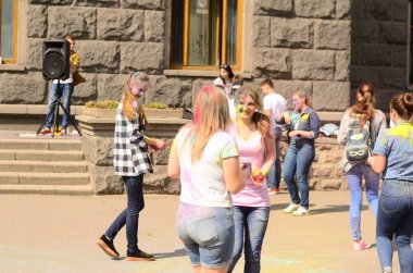 Lutsk, Ukrayna - 01.06.2017 Avrupa'da Düzenlenen Şarkı konserinde Dünya Gençlik Günü Hacıları. Konser, Dünya Gençlik Günü ve Avrupa Kültür Başkenti Piskoposluk Günleri kapsamında.