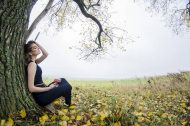 güzel seksi kız, doğada poz, sonbahar elbiseleri
