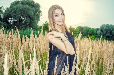 Güzel seksi sarışın açık havada