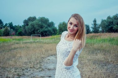 Güzel seksi sarışın açık havada