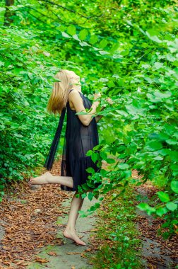 Güzel seksi sarışın açık havada portre