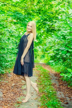 Güzel seksi sarışın açık havada portre