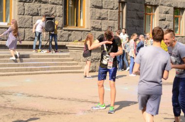 Lutsk, Ukrayna - 01.06.2017 Avrupa'da Düzenlenen Şarkı konserinde Dünya Gençlik Günü Hacıları. Konser, Dünya Gençlik Günü ve Avrupa Kültür Başkenti Piskoposluk Günleri kapsamında.