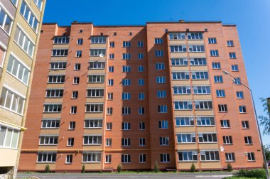 Modern ve yeni apartman. Multistoried, yeni, modern ve şık yaşam blok daireler. Gerçek arazi. Yeni ev. Yeni blok daireler inşa edilmiş