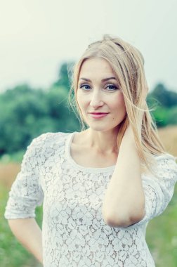 Güzel seksi sarışın açık havada portre