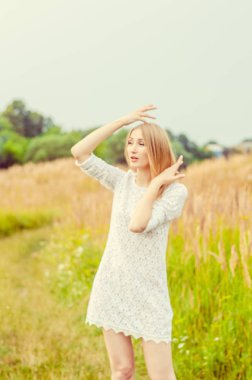 Güzel seksi sarışın açık havada portre