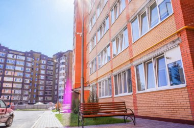 Modern ve yeni apartman. Multistoried, yeni, modern ve şık yaşam blok daireler. Gerçek arazi. Yeni ev. Yeni blok daireler inşa edilmiş