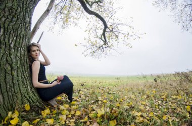 güzel seksi kız, doğada poz, sonbahar elbiseleri