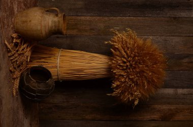 Tebrik kartı için Ukraynalı Noel kavramı. Kompozisyon X Mas sembolü didukh, yanan mum, elma, ceviz, ahşap arka planda buğday. Boşluk Kopyala. Seçici odak