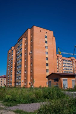 Modern ve yeni apartman. Multistoried, yeni, modern ve şık yaşam blok daireler. Gerçek arazi. Yeni ev. Yeni blok daireler inşa edilmiş
