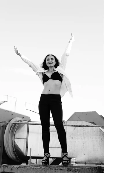 Young sexy woman posing in the roof, wearing leater jacket, swag — Stock Photo, Image