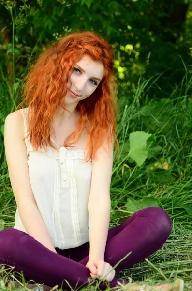 Une jeune belle fille de minerai de l'apparence caucasienne s'amuse avec l'ananas. Lieu de texte.Végétalien, végétarisme, mode de vie sain, concept positif — Photo