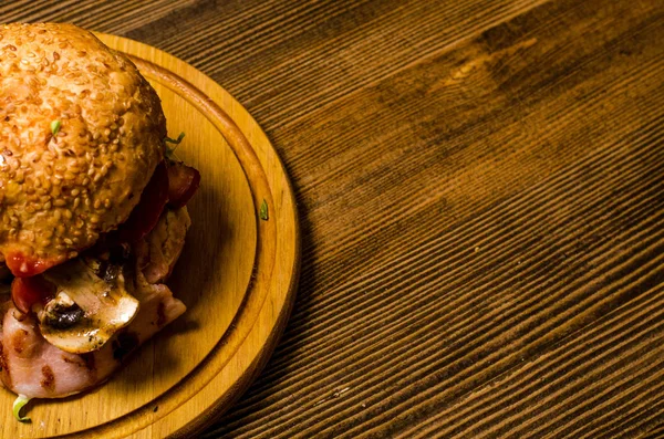 Hamburguesa de tocino con empanada de ternera en mesa de madera —  Fotos de Stock