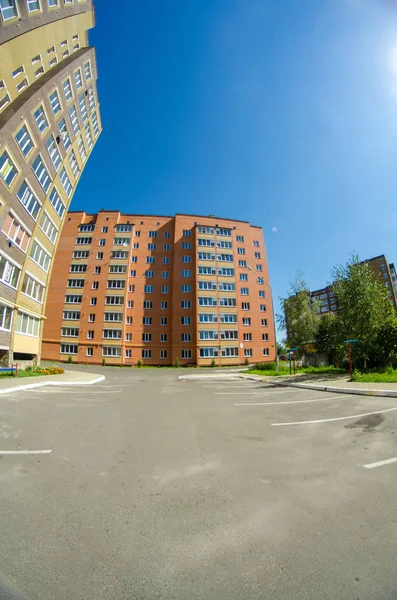 Moderní a nový bytový dům. Mnohaposchoďový, moderní, nové a stylové bydlení blok bytů. Real estate. Nový dům. Nově postavený bytový dům — Stock fotografie