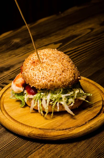 Burger au bacon avec galette de bœuf sur table en bois — Photo
