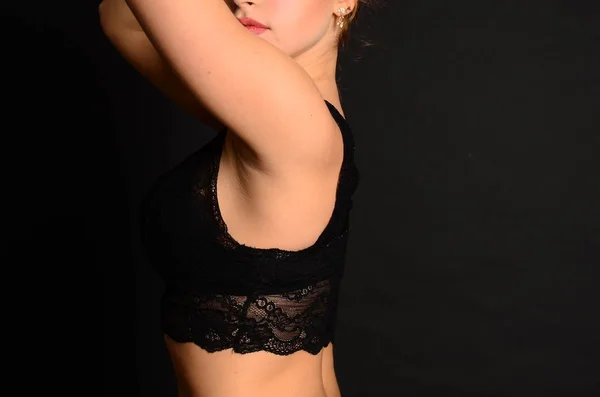 Jeune belle femme dans une blonde de luxe en lin à la mode dans le Studio . — Photo