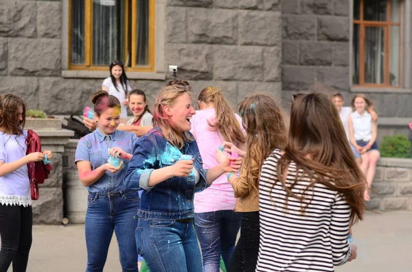 Lutsk, Ukrajina-01.06.2017 poutníci světového dne mládeže během koncertu zpívající Evropa. Koncert je součástí dnů v Diakonaci světového dne mládeže a Evropským Kapitolem kultury. — Stock fotografie