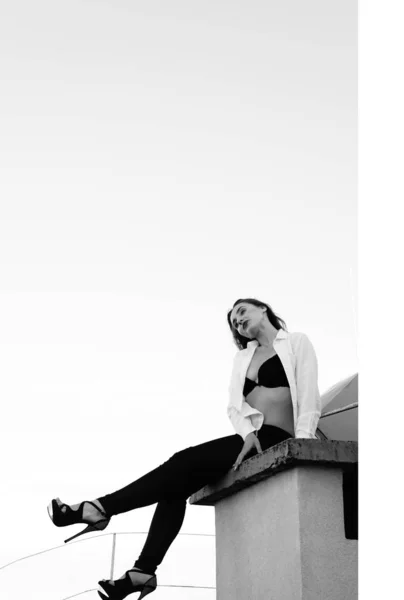 Junge sexy Frau posiert auf dem Dach, trägt Lederjacke, Swag — Stockfoto