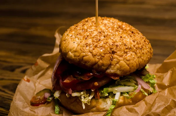 Hambúrguer de bacon com carne bovina em mesa de madeira — Fotografia de Stock