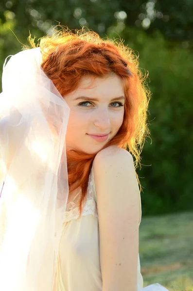 Egy fiatal szép érc lány a kaukázusi megjelenése van birtoklás — Stock Fotó