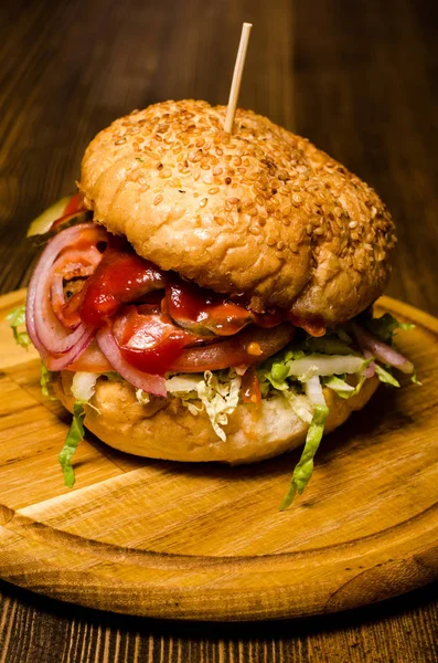 Hambúrguer de bacon com carne bovina em mesa de madeira — Fotografia de Stock