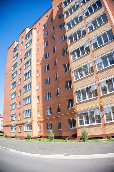 Moderní a nový bytový dům. Mnohaposchoďový, moderní, nové a stylové bydlení blok bytů. Real estate. Nový dům. Nově postavený bytový dům — Stock fotografie