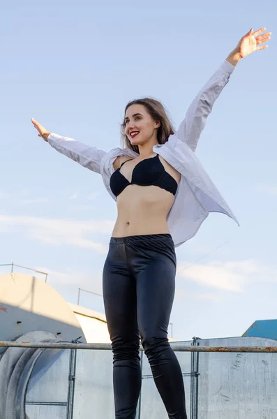 Young sexy woman posing in the roof, Lifestyle portrait — 스톡 사진